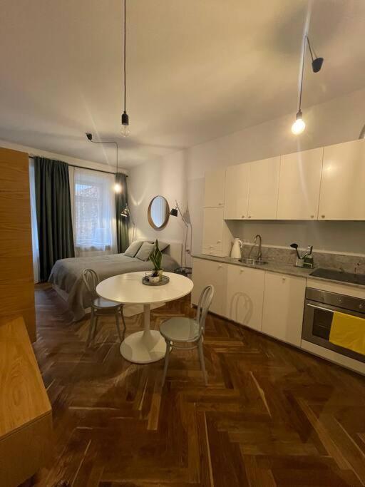 Cute Apartment Perfect For Business And Travel. ワルシャワ エクステリア 写真